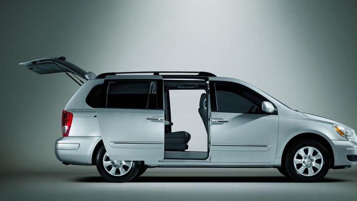 Side Pose Of Hyundai Entourage 2009 In White N Doors Open